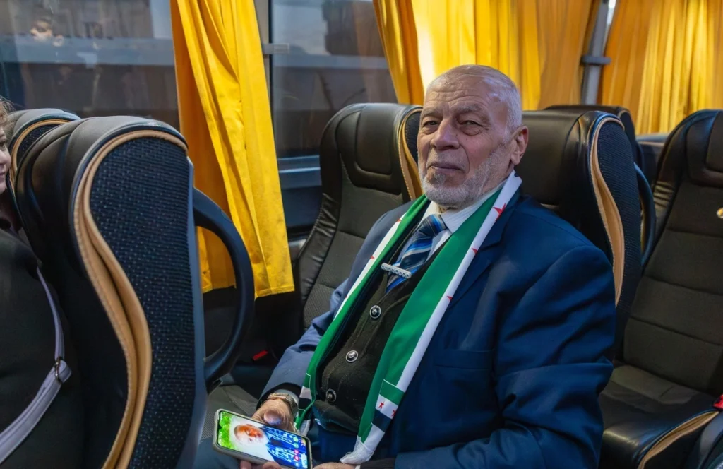 Hassan Mohammad Alhassan, an 80-year-old Syrian refugee, boards a bus in Amman, the capital of Jordan, to return to Homs after 13 years. © UNHCR/Shawkat Al Harfoush