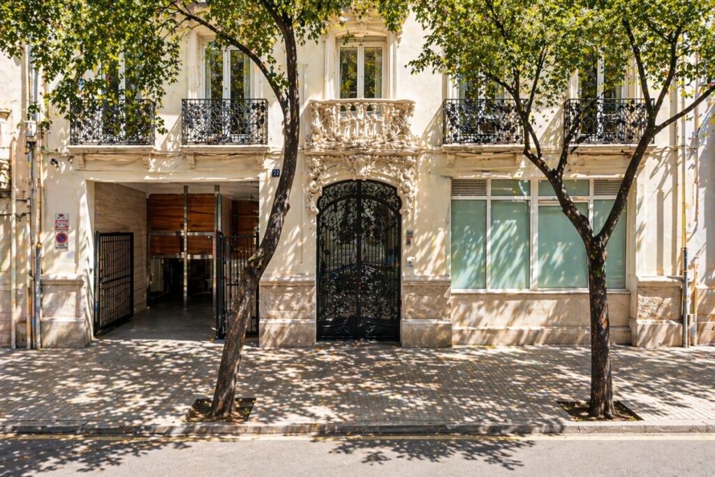 Fachada en la calle Cirilo Amorós de València.