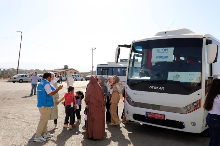 The UNHCR team is supporting a convoy of 13 buses carrying Syrian refugees returning from Lebanon via the Arida border crossing, ensuring coordination and assistance throughout the journey. The returnees headed for the governorates of Idlib and Homs. © UNHCR/E. Kabba