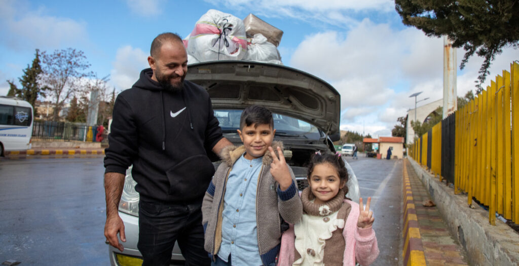 Mohamed, een terugkerende Syrische vluchteling, en zijn familie komen in januari 2025 aan in Syrië. © UNHCR/Firas Al-Khateeb